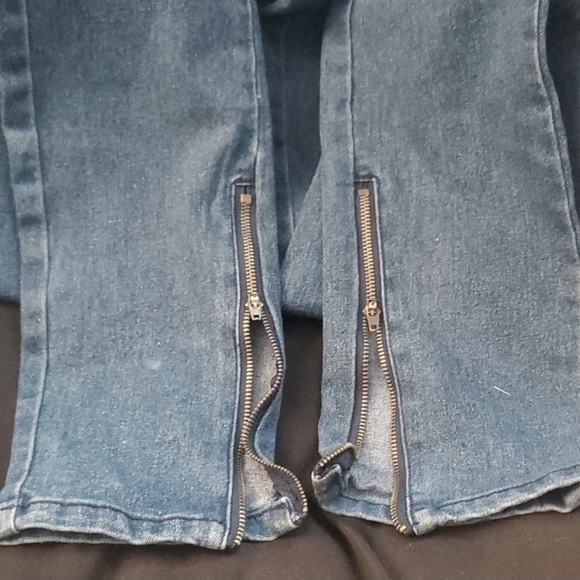 NWOT Boohoo tall (5'7") skinny distressed light wash jeans - Picture 5 of 7